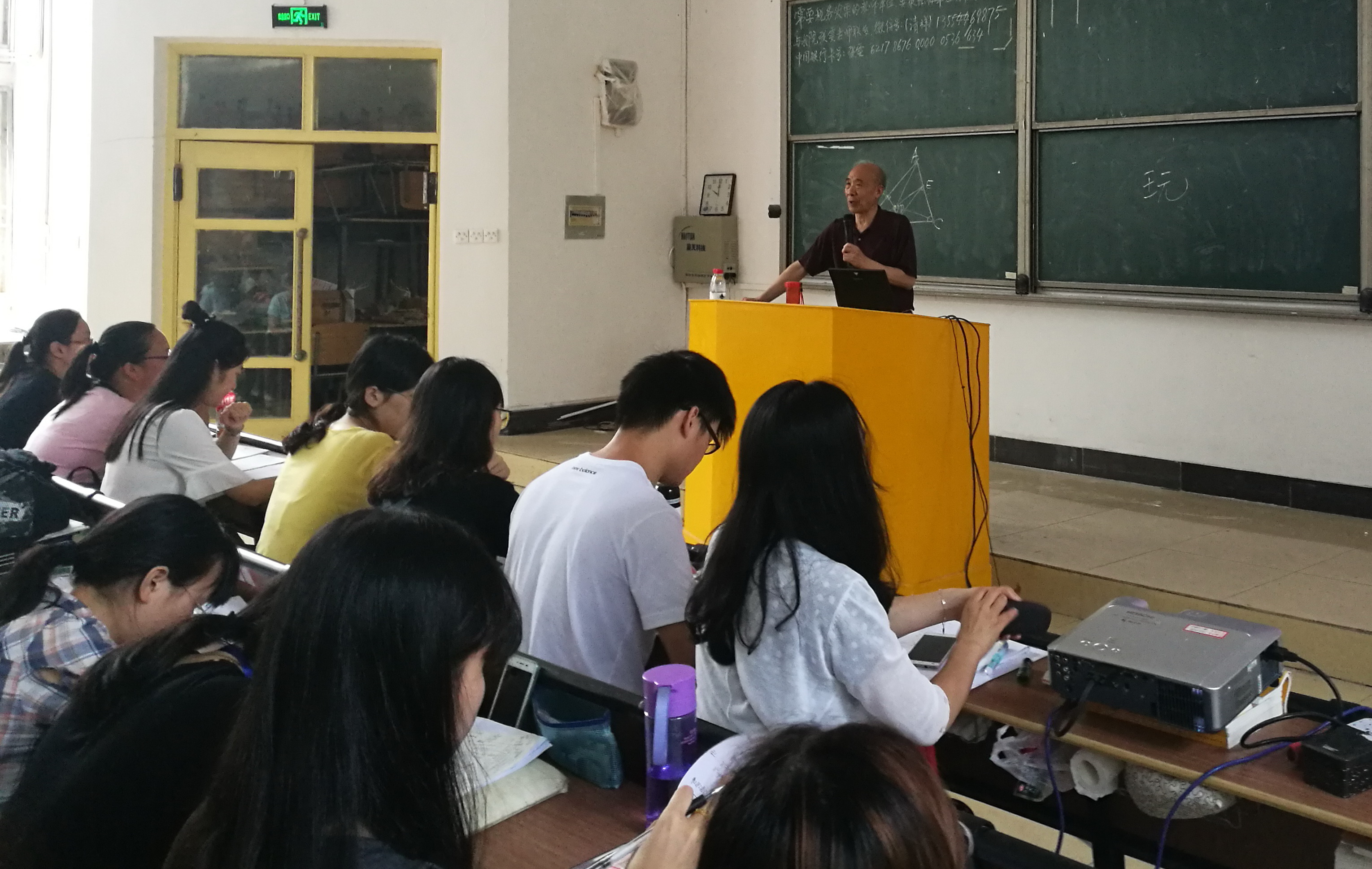 陈传理教授在课堂上